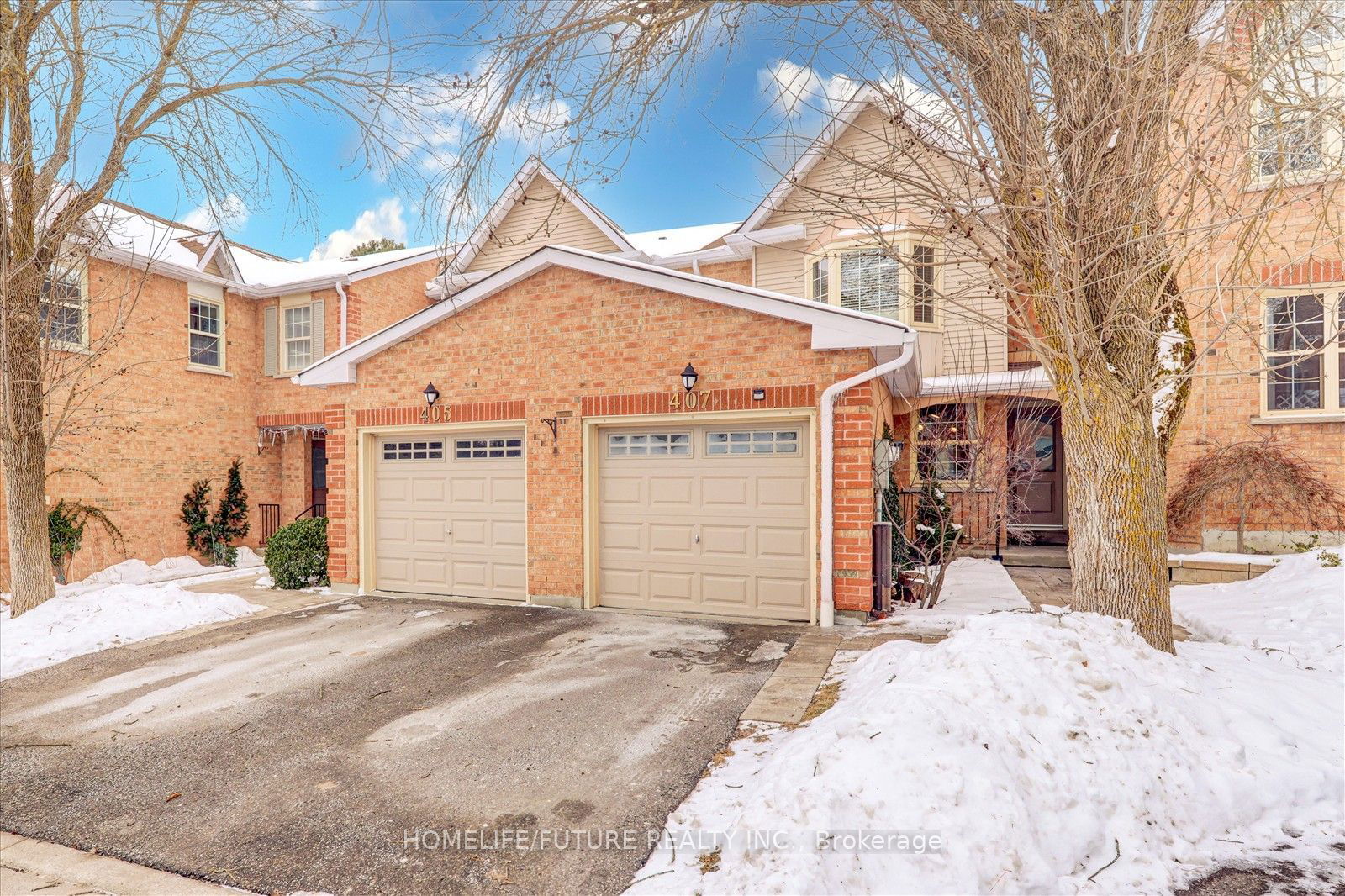 Townhouse sold at 407 Butler Court, Aurora, Aurora Village, L4G 6G8 - MLS: N11958526