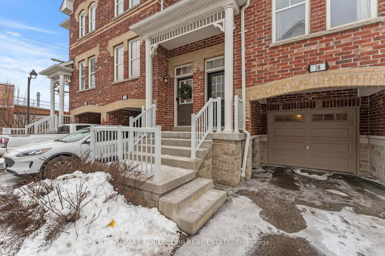 Townhouse sold at 38-10 Porter Avenue, Vaughan, West Woodbridge, L4L 0H1 - MLS: N11959365