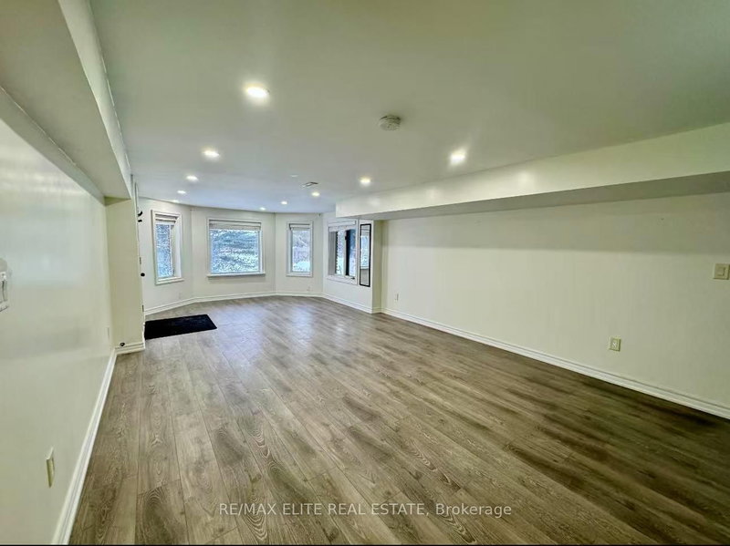 9 Island Lake Dr, Whitchurch-Stouffville, L4A 7X4 | Image 2