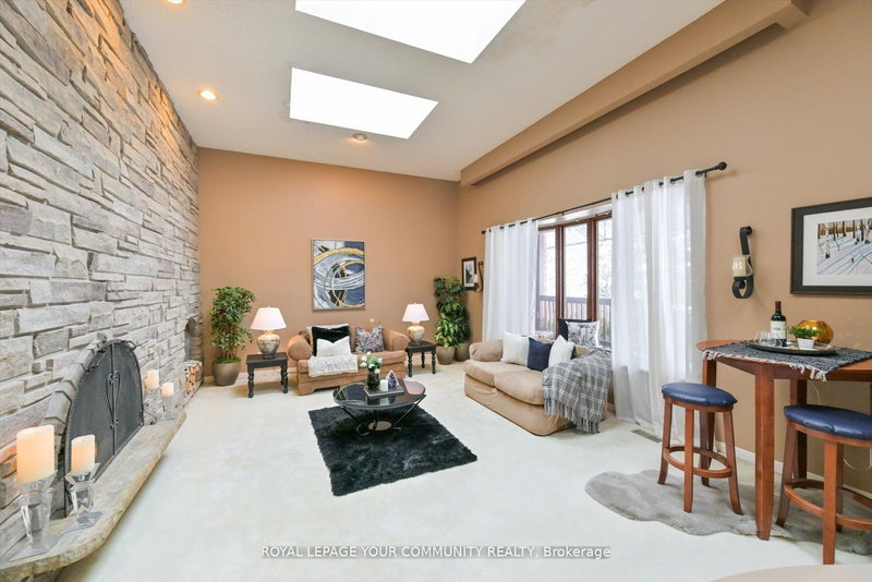 247 Harris Ave, Richmond Hill, L4E 3M3 | Image 2