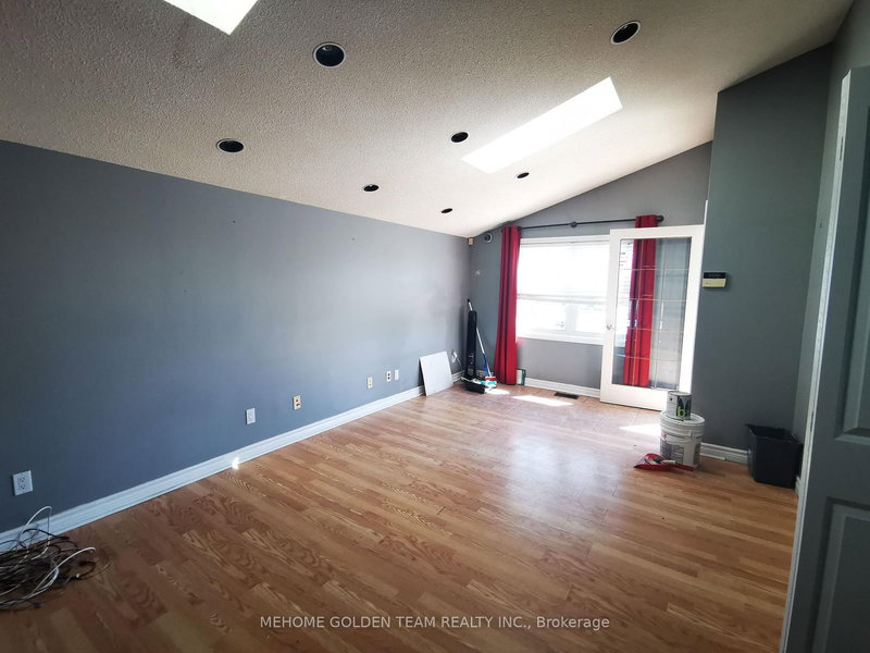 422 The Queensway S, Georgina, L4P 2E1 | Image 2