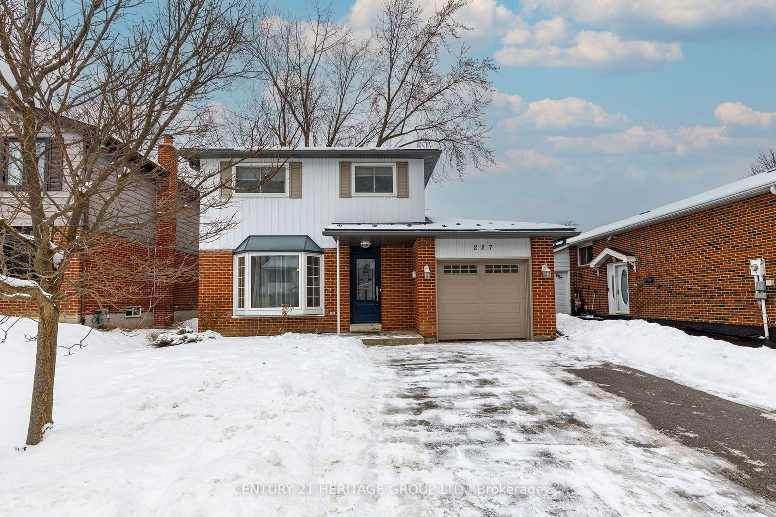 Detached House sold at 227 Talbot Crescent, Newmarket, Central Newmarket, L3Y 1A4 - MLS: N11964893