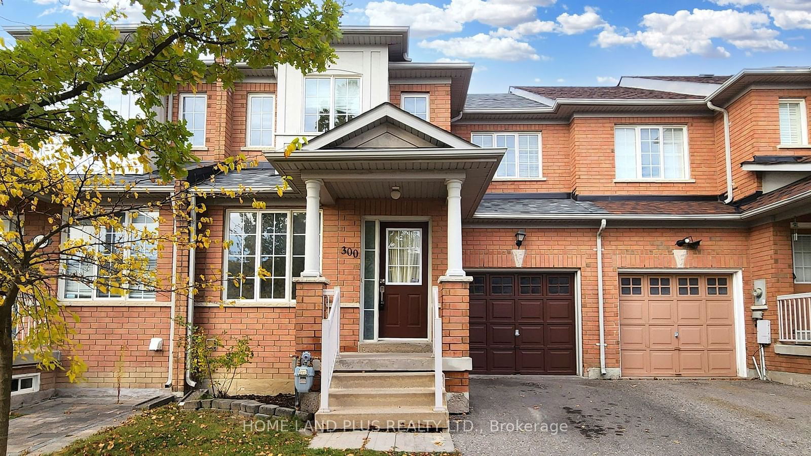 Townhouse for lease at 300 Flagstone Way, Newmarket, Woodland Hill, L3X 2R8 - MLS: N11965382