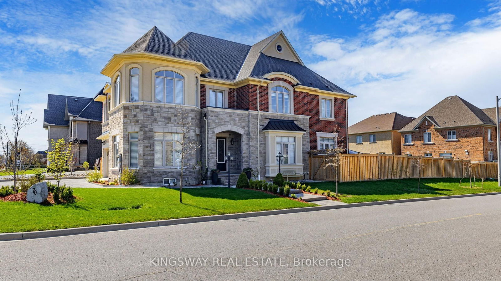Detached House for sale at 70 Bond Crescent, Richmond Hill, Oak Ridges, L4E 3K4 - MLS: N11965737