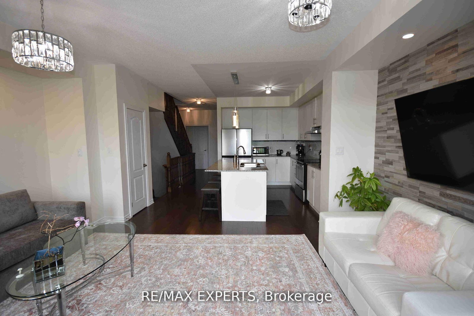 Townhouse leased at 11 City Park Circle, Vaughan, West Woodbridge, L4L 0H2 - MLS: N11966037