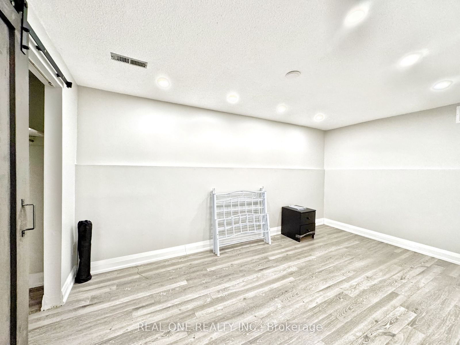 Detached House for lease at 68 new seabury Drive, Vaughan, Glen Shields, L4K 2B8 - MLS: N11975046