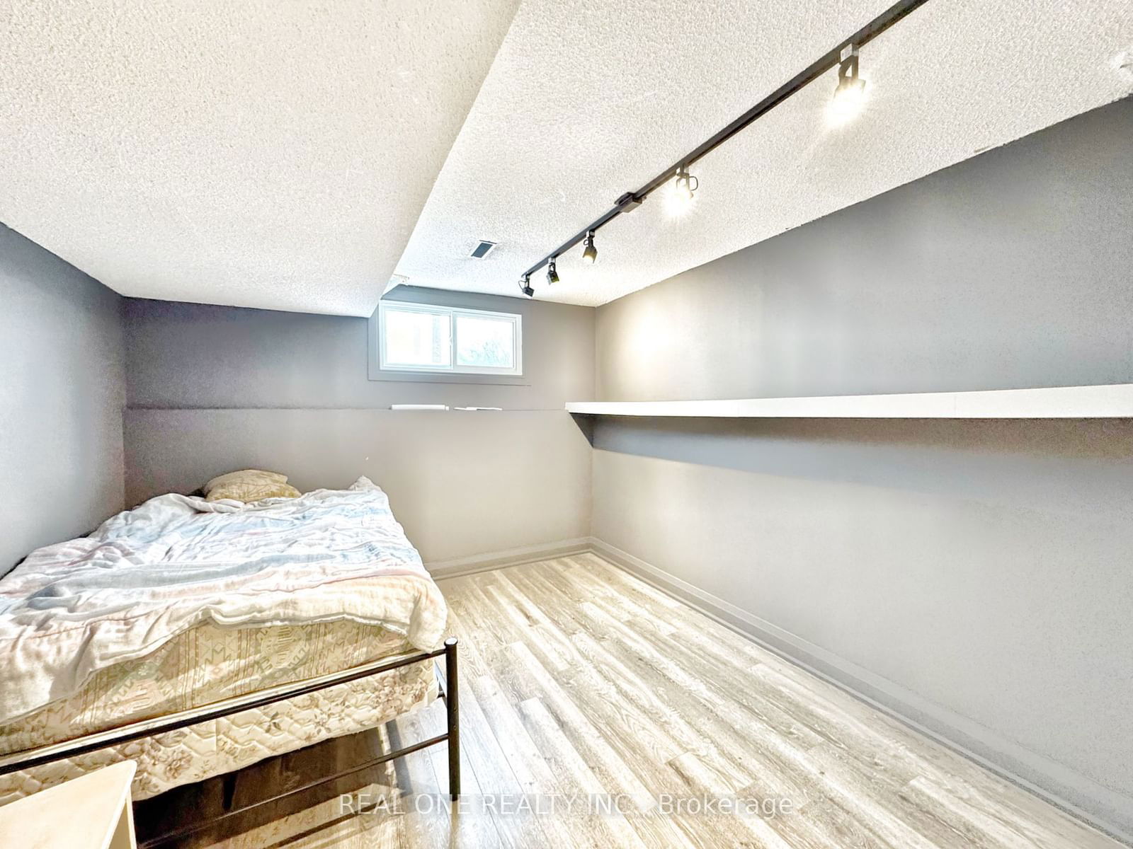 Detached House for lease at 68 new seabury Drive, Vaughan, Glen Shields, L4K 2B8 - MLS: N11975046