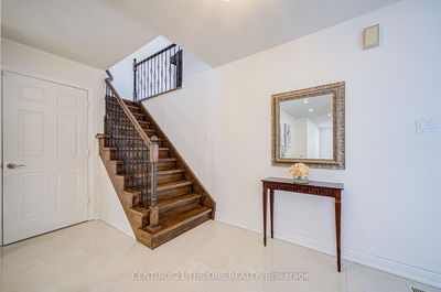 220 Bernard Ave, Richmond Hill - Devonsleigh image-0-2