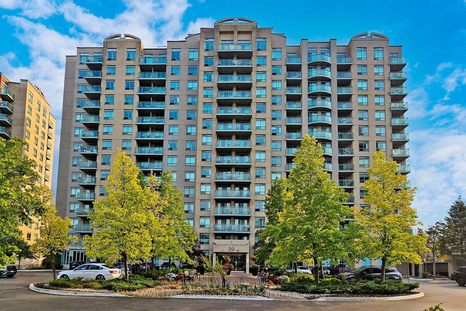 Condo for sale at 702-39 Oneida Crescent, Richmond Hill, Langstaff, L4B 4T9 - MLS: N11976759