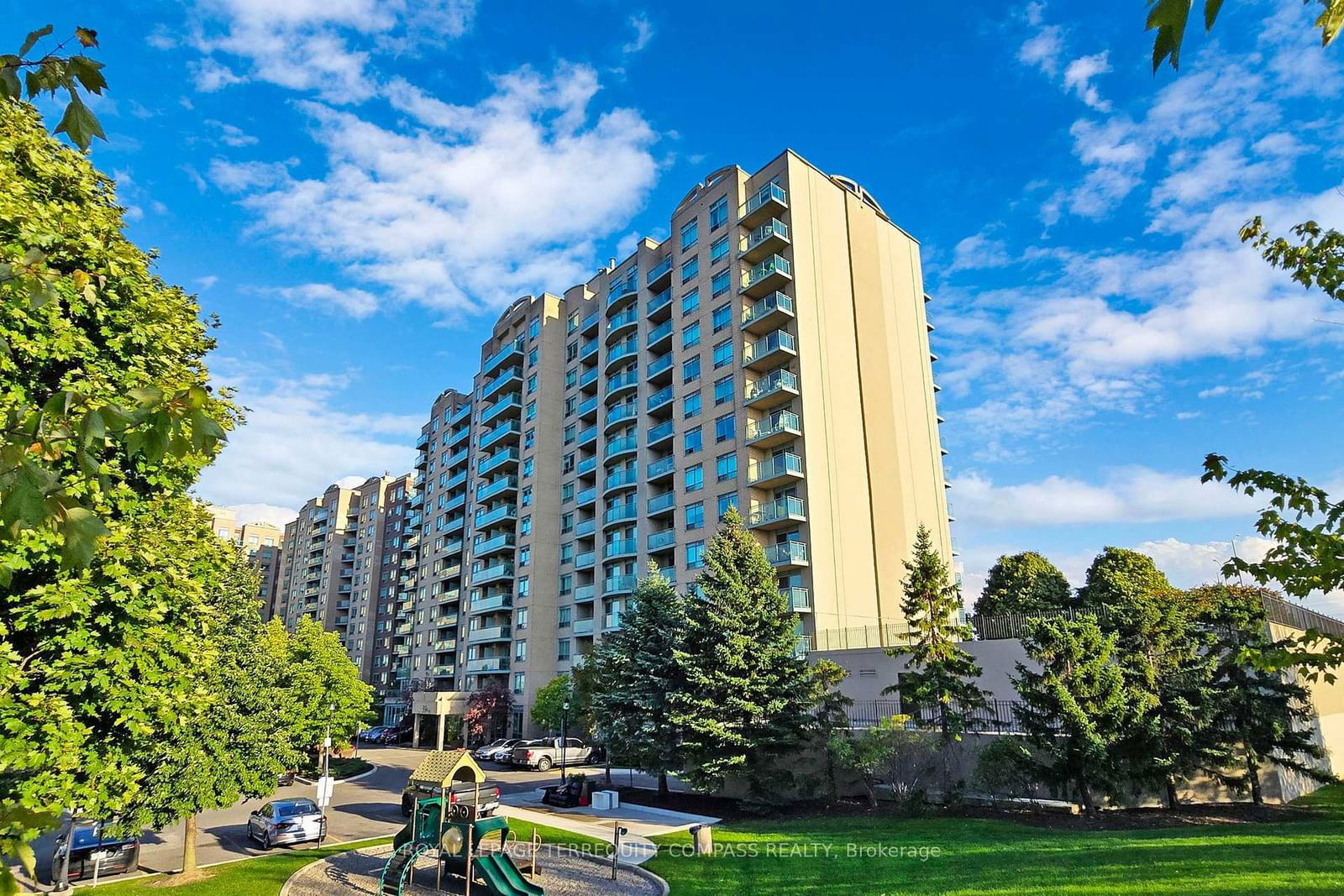 Condo for sale at 702-39 Oneida Crescent, Richmond Hill, Langstaff, L4B 4T9 - MLS: N11976759