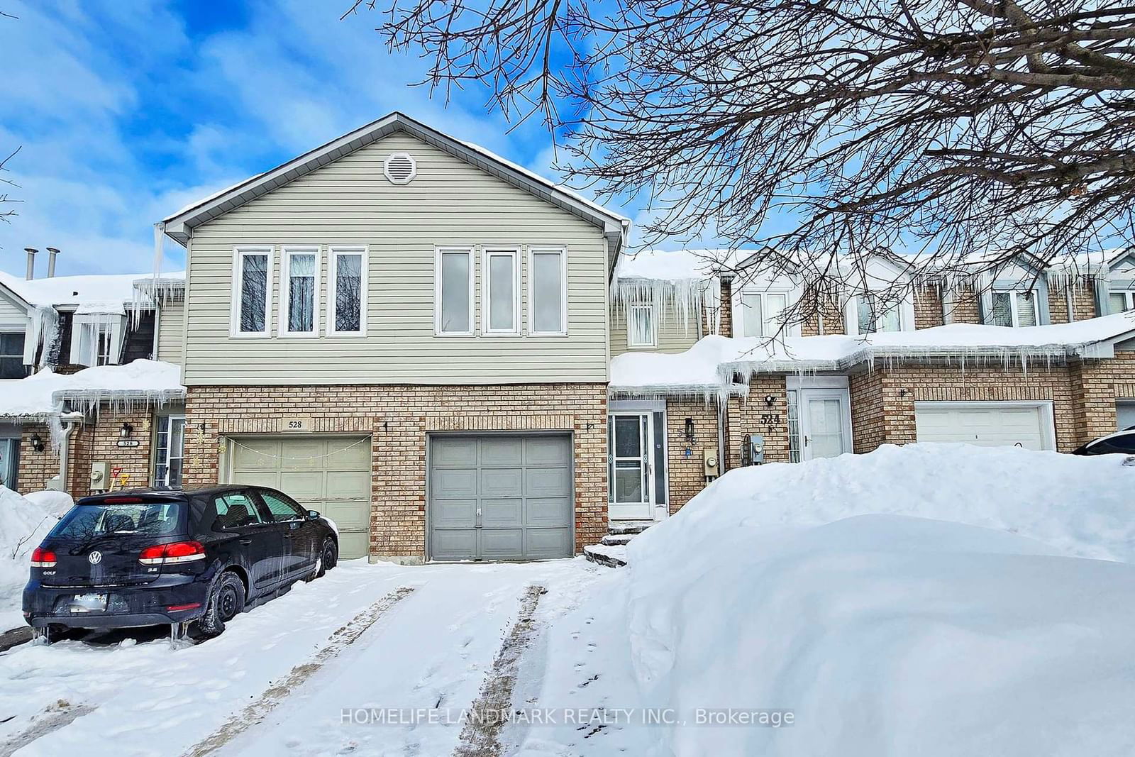 Townhouse for sale at 526 Pickering Crescent, Newmarket, Gorham-College Manor, L3Y 8H1 - MLS: N11982106