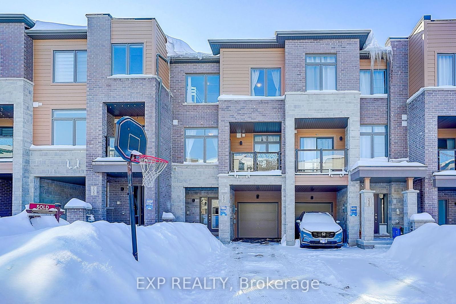 Townhouse for sale at 237 Vivant Street, Newmarket, Woodland Hill, L3X 0K9 - MLS: N11982277