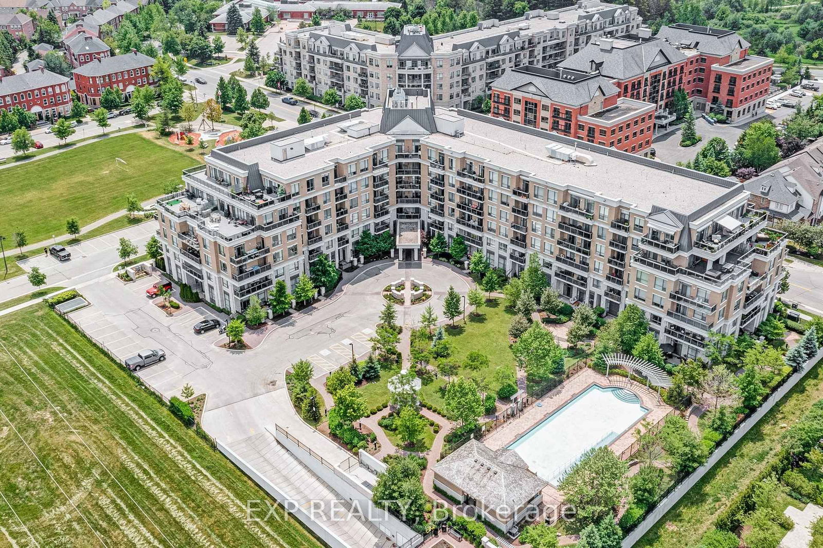 Condo sold at 232-111 Civic Square Gate, Aurora, Bayview Wellington, L4G 0S6 - MLS: N11982689