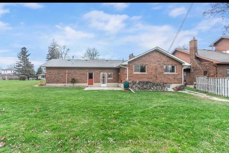 15 Valleyview Ave, East Gwillimbury, L9N 1K2 | Image 2