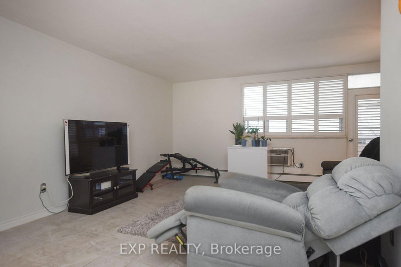 607 - 67 Richmond St, Richmond Hill, L4C 3Y3 | Image 3