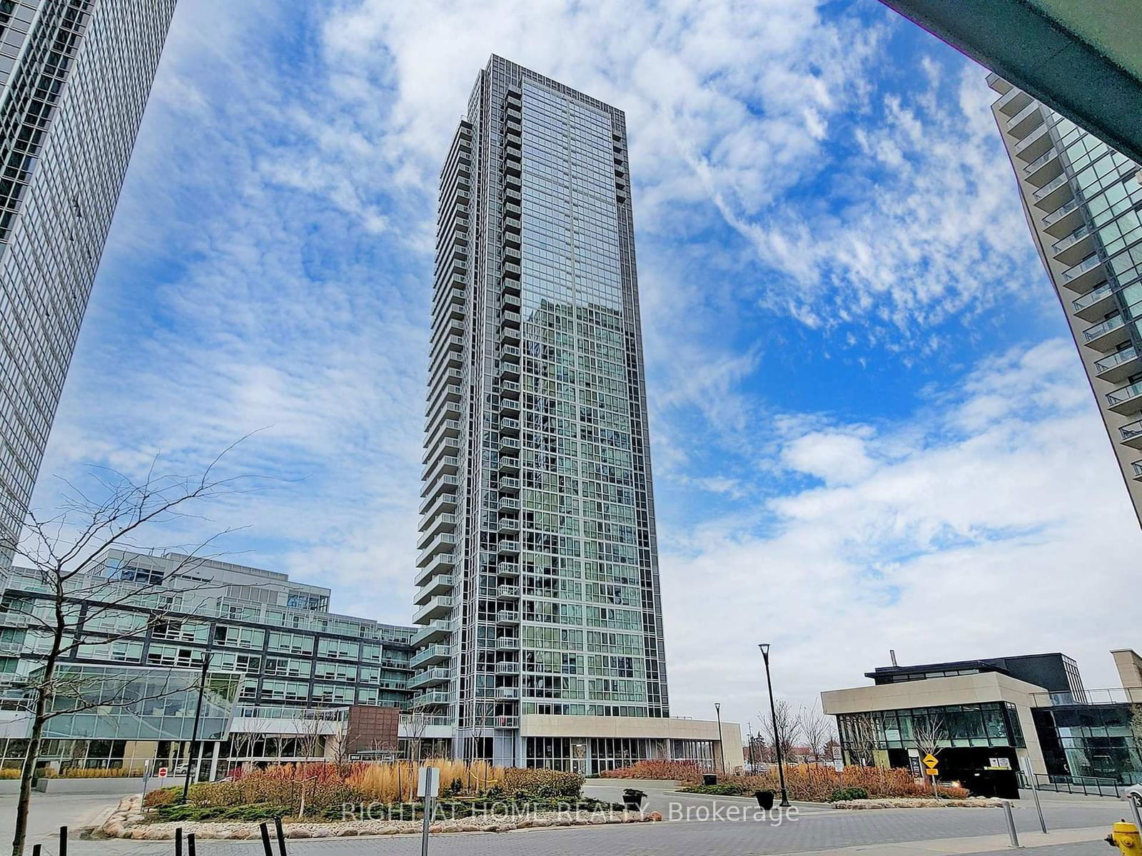 Condo sold at 327-2908 Highway 7 N/A, Vaughan, Concord, L4K 0K5 - MLS: N11984861