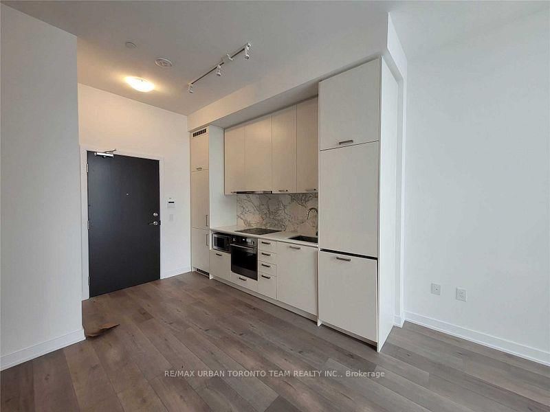 1805 - 10 Honeycrisp Cres, Vaughan, L4K 5C3 | Image 2