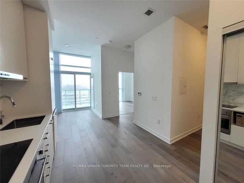 1805 - 10 Honeycrisp Cres, Vaughan, L4K 5C3 | Image 3