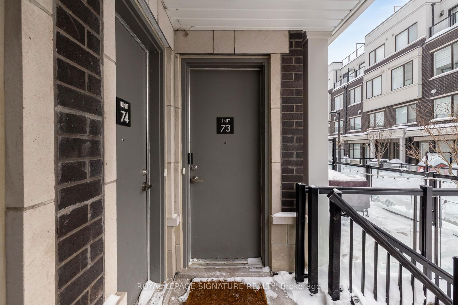 Townhouse for sale at 73-400 Alex Gardner Circle, Aurora, Aurora Village, L4G 3G5 - MLS: N11985140