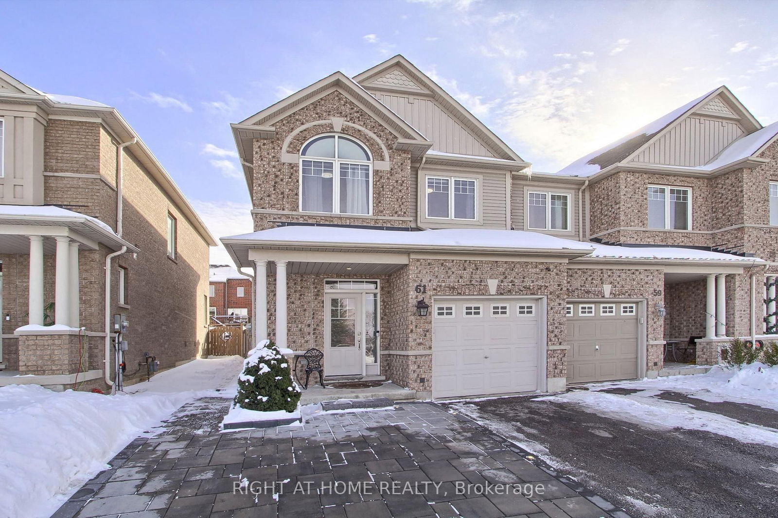 Townhouse sold at 61 Thatcher Crescent, Newmarket, Woodland Hill, L9N 0B8 - MLS: N11986642