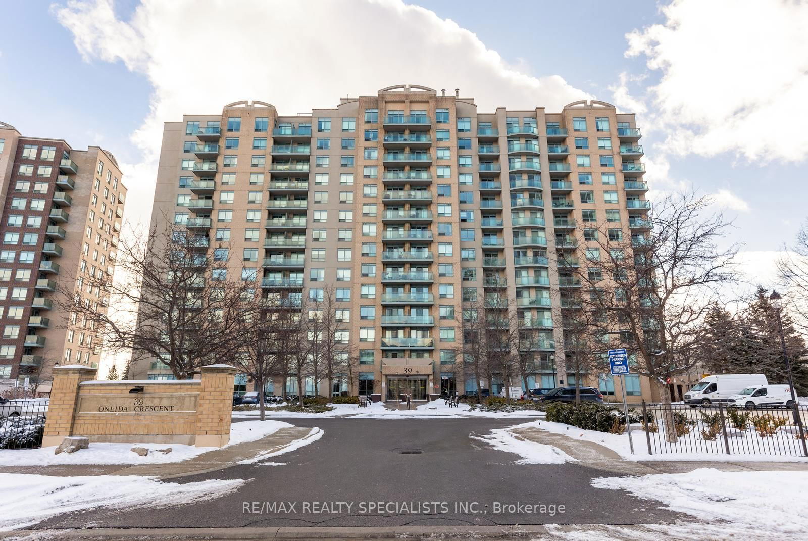 Condo for sale at 608-39 Oneida Crescent, Richmond Hill, Langstaff, L4B 4T9 - MLS: N11990701