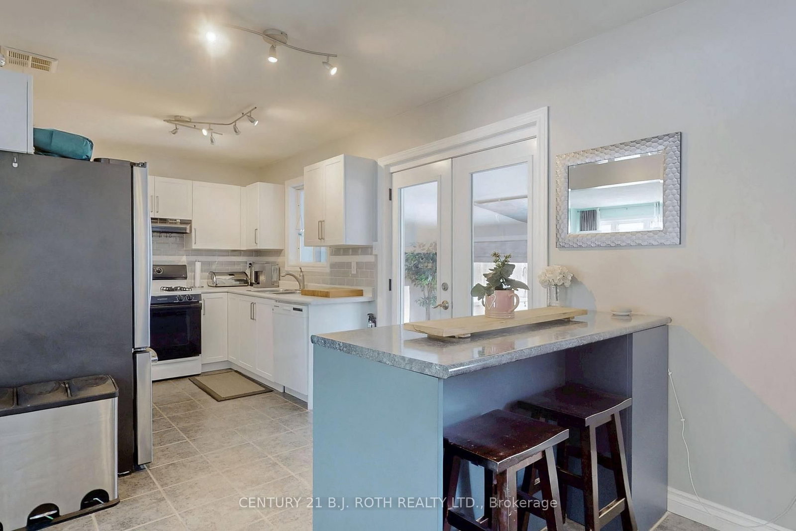 Detached House sold at 1091 Arnold Street, Innisfil, Ontario, L0L 1W0 - Rural Innisfil - MLS: N11990944