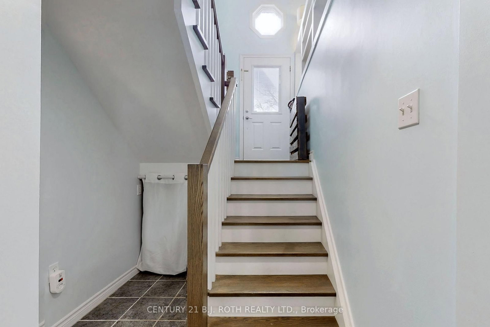 Detached House sold at 1091 Arnold Street, Innisfil, Ontario, L0L 1W0 - Rural Innisfil - MLS: N11990944