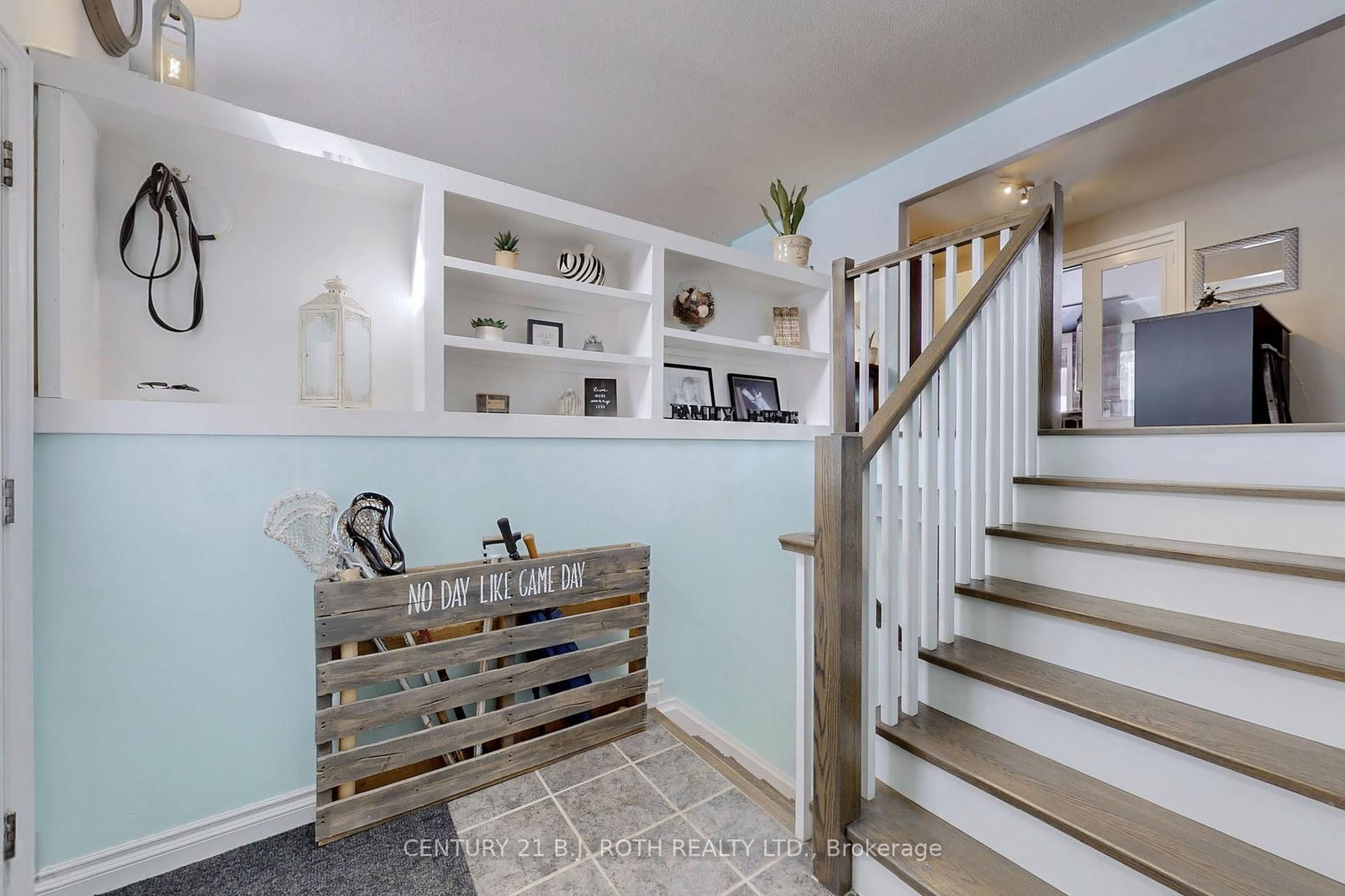 Detached House sold at 1091 Arnold Street, Innisfil, Ontario, L0L 1W0 - Rural Innisfil - MLS: N11990944
