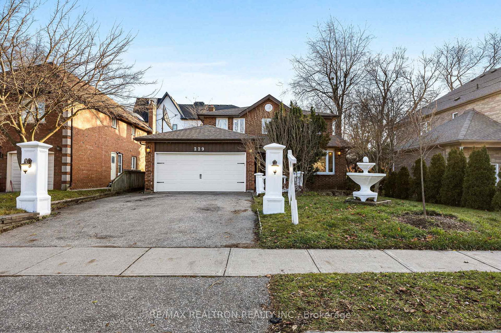 Detached House for sale at 229 Douglas Road, Richmond Hill, Oak Ridges Lake Wilcox, L4E 3H8 - MLS: N11991619