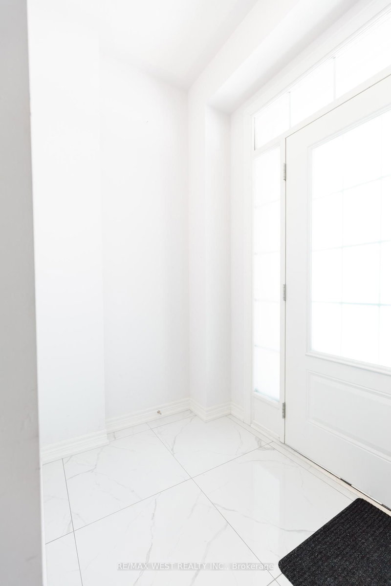 31 Frederick Taylor Way, East Gwillimbury, L0G 1M0 | Image 3