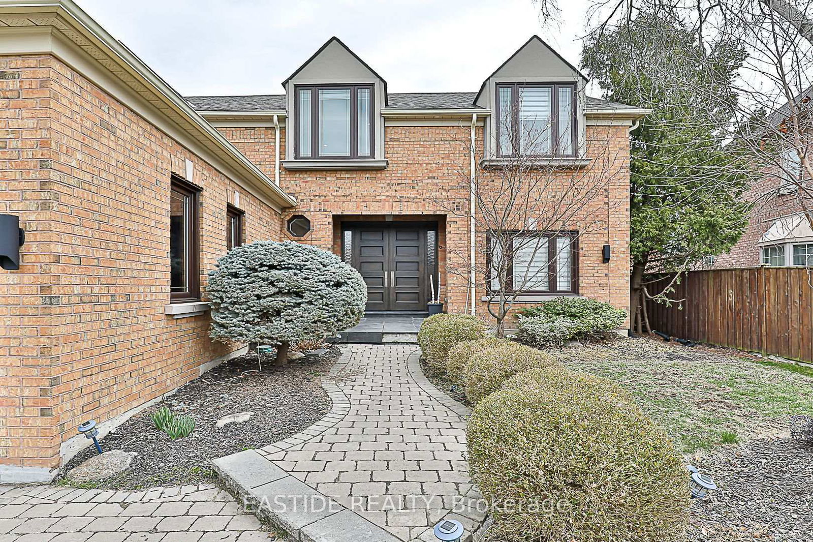 Detached House for sale at 11 Gatcombe Circle, Richmond Hill, Mill Pond, L4C 9P4 - MLS: N11995655