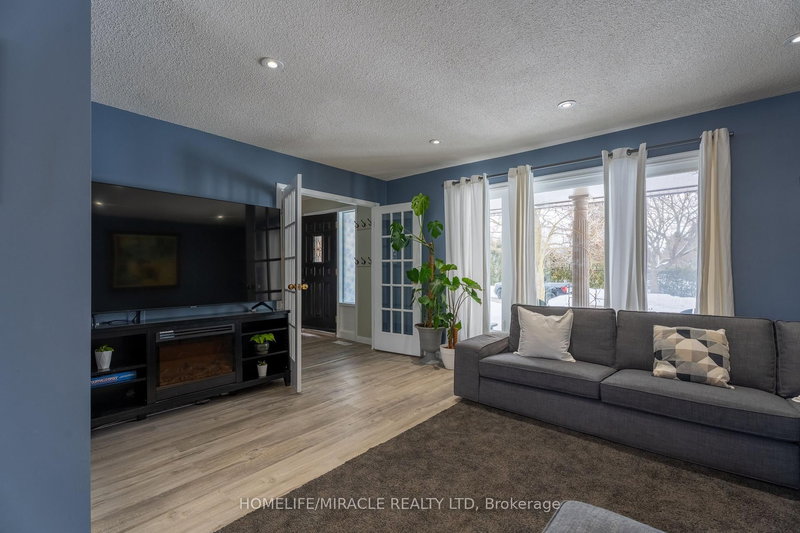 104 Stuart St, Whitchurch-Stouffville, L4A 4S2 | Image 2