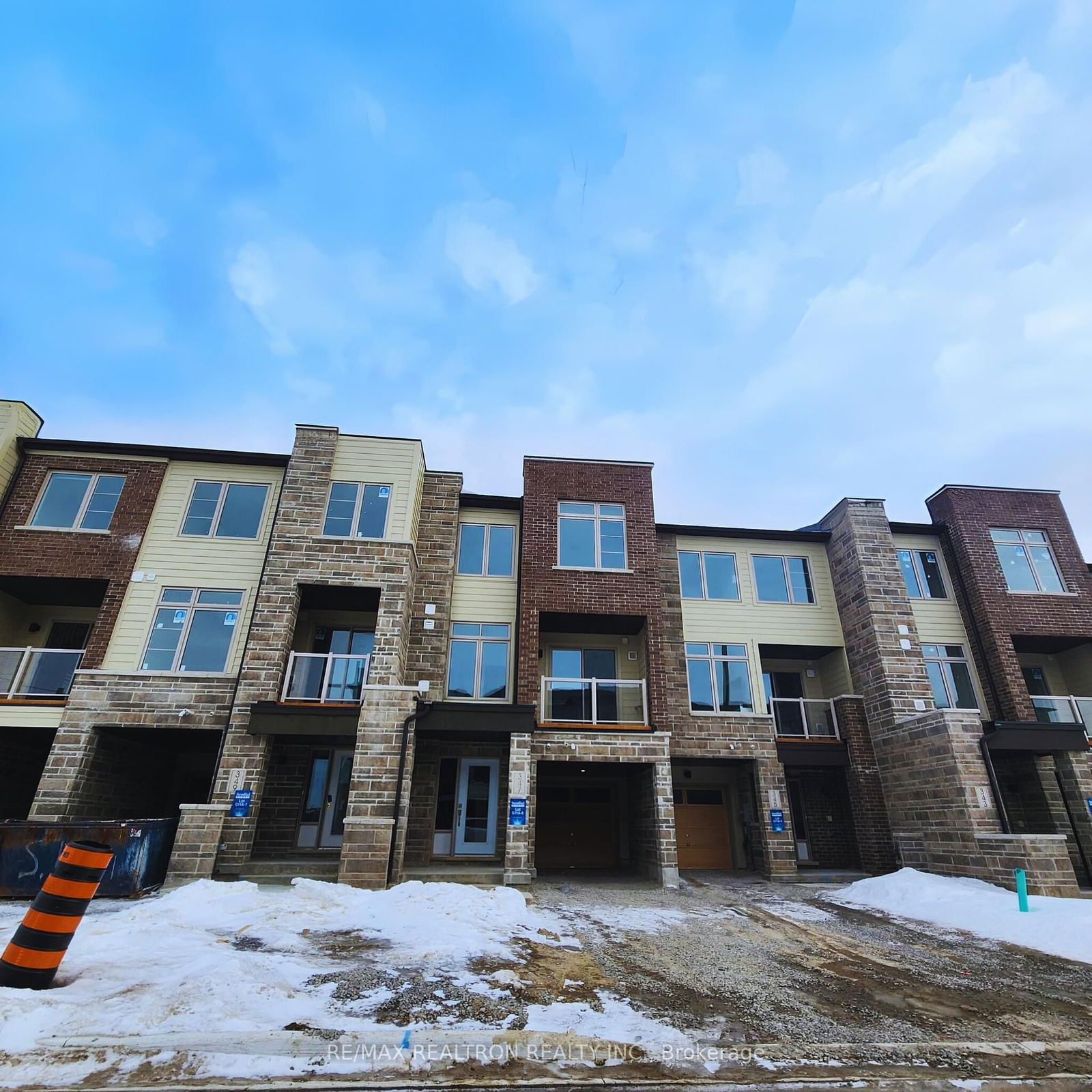 Townhouse for lease at 347 Capella Street, Newmarket, Woodland Hill, L3X 0L8 - MLS: N11999031