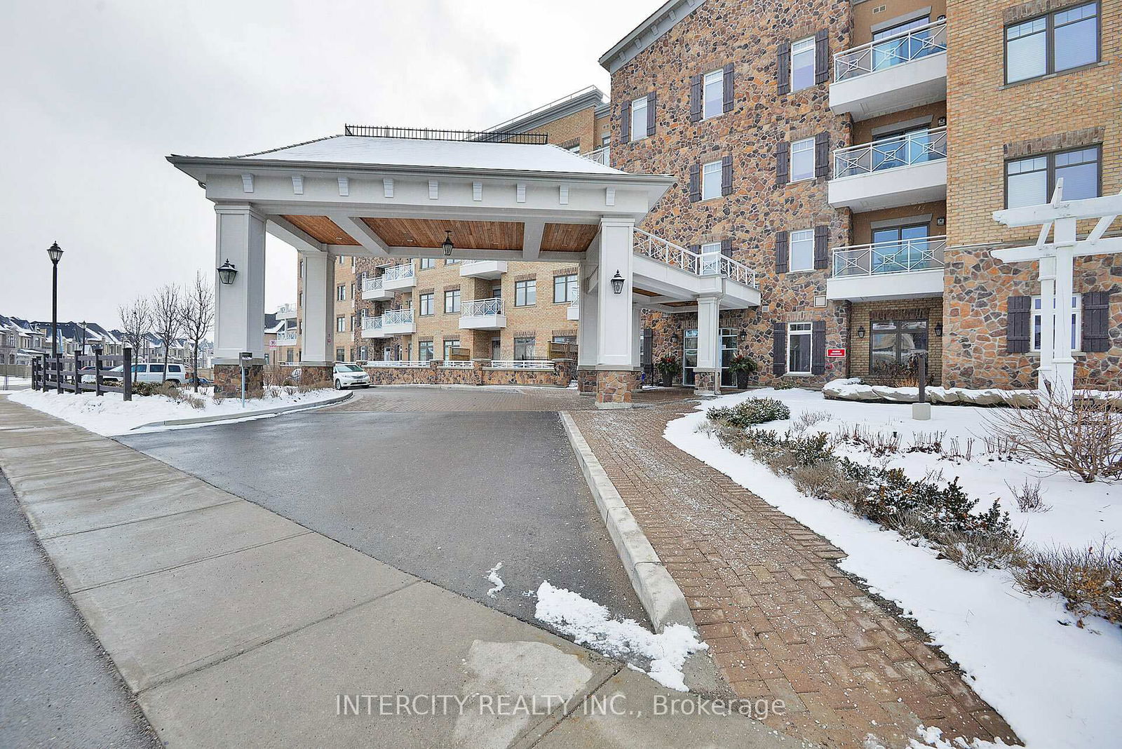 Condo sold at 314-80 Burns Boulevard, King, King City, L7B 0B3 - MLS: N12000181