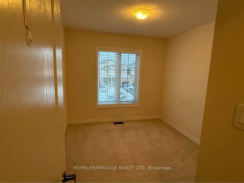 14 Greenwood Dr, Essa, L3W 0N5 | Image 2