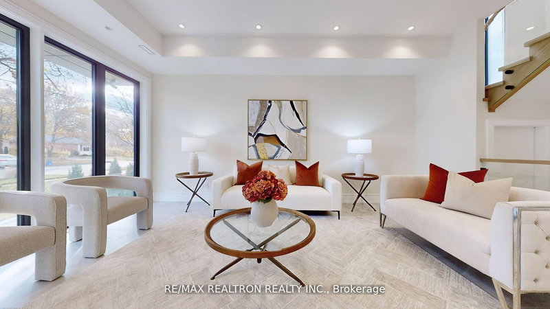 84 Murray Dr, Aurora, L4G 2C3 | Image 2