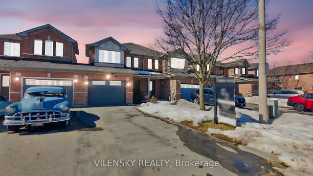101 Foxfield Crescent