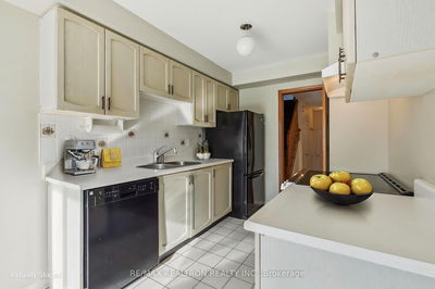 15 Widdifield Ave, Newmarket - Armitage image-0-4