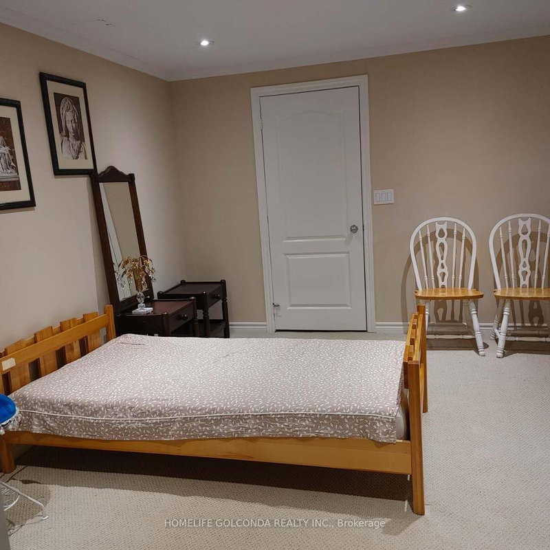 100 Castle Park Blvd W, Vaughan, L4H 2R7 | Image 2