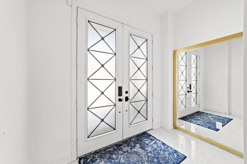 144 Pine Hill Cres, Aurora, L4G 3X9 | Image 2