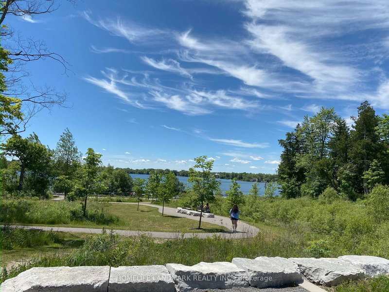 11 Kohl St, Richmond Hill, L4E 1C6 | Image 2