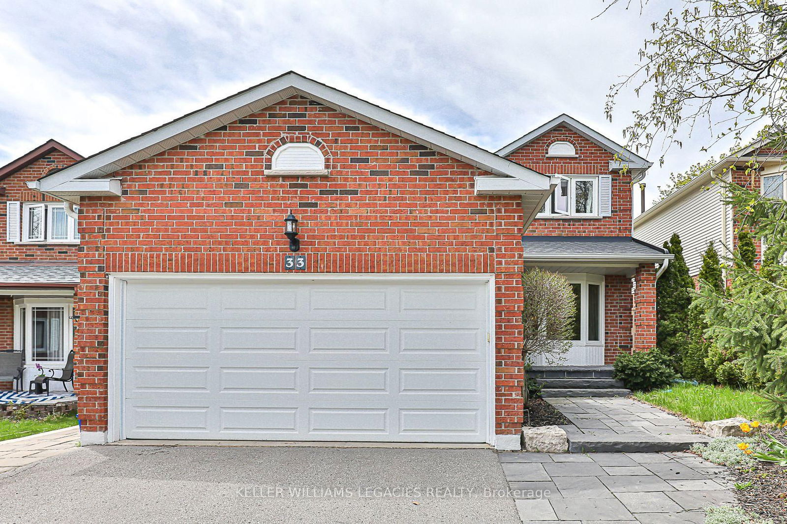 Building at 33 Moffat Crescent, Aurora, Aurora Heights