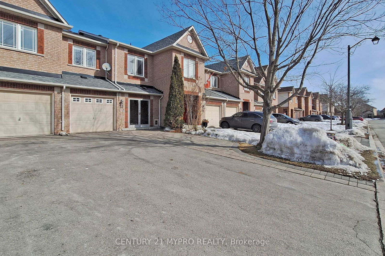 Townhouse sold at 32 Bilbrough Street, Aurora, Bayview Northeast, L4G 7W3 - MLS: N12019885