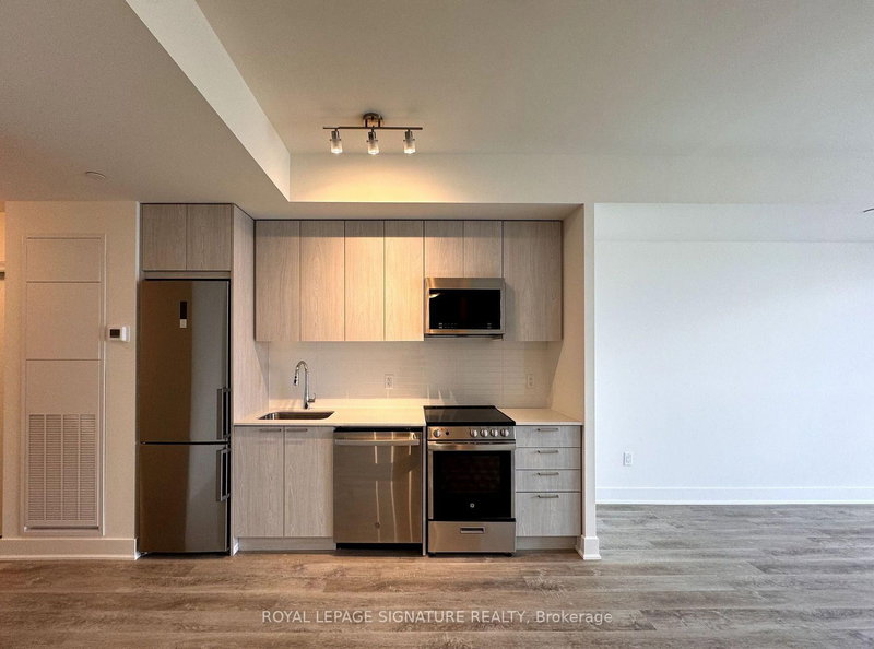 1302 - 185 Deerfield Rd, Newmarket, L3Y 0G7 | Image 2