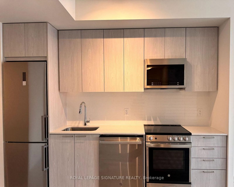 1302 - 185 Deerfield Rd, Newmarket, L3Y 0G7 | Image 3