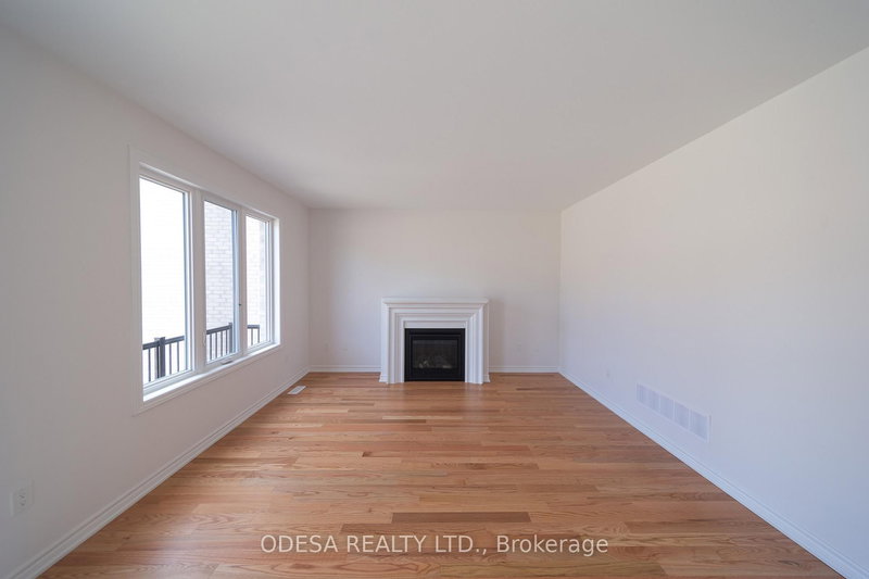 40 Ainslie Hill Cres, Georgina, L0E 1R0 | Image 2