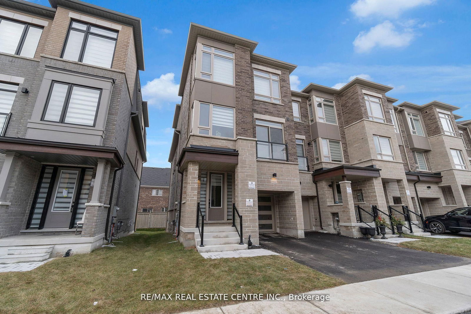 Townhouse for sale at 211 Tennant Circle, Vaughan, Vellore Village, L4H 5L4 - MLS: N12028376