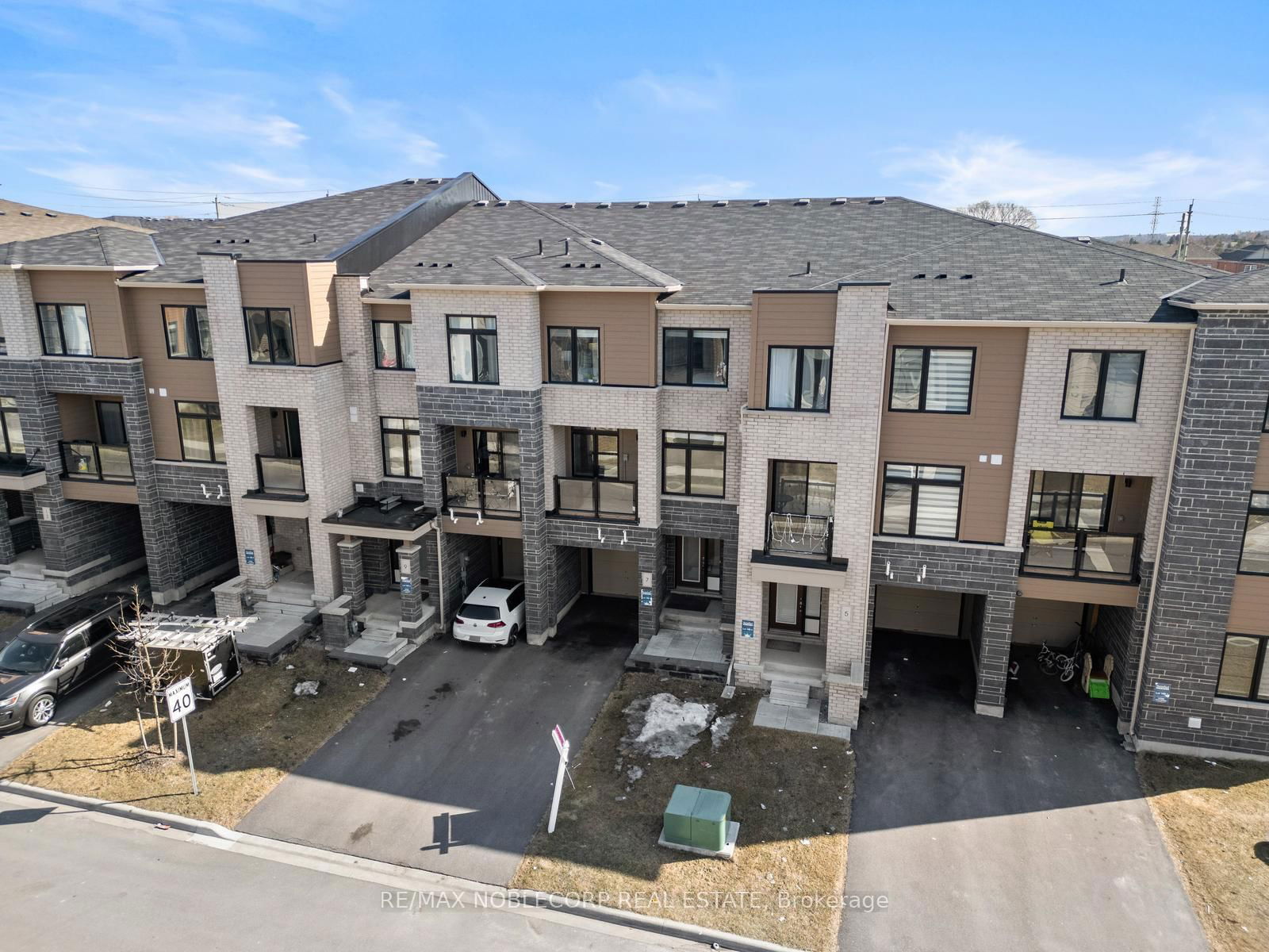 Townhouse for sale at 7 Delano Way, Newmarket, Woodland Hill, L3X 0L1 - MLS: N12031810