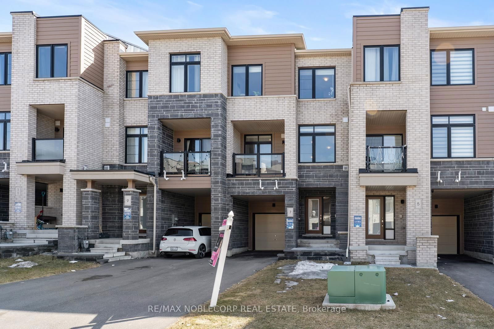 Townhouse for sale at 7 Delano Way, Newmarket, Woodland Hill, L3X 0L1 - MLS: N12031810