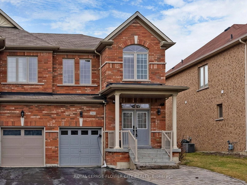 565 Foxcroft Blvd, Newmarket, L3X 3L6 | Image 2